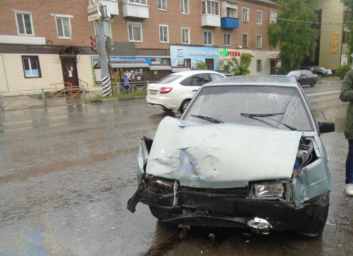 В Энгельсе при столкновении иномарки с ВАЗом пострадала женщина-водитель 