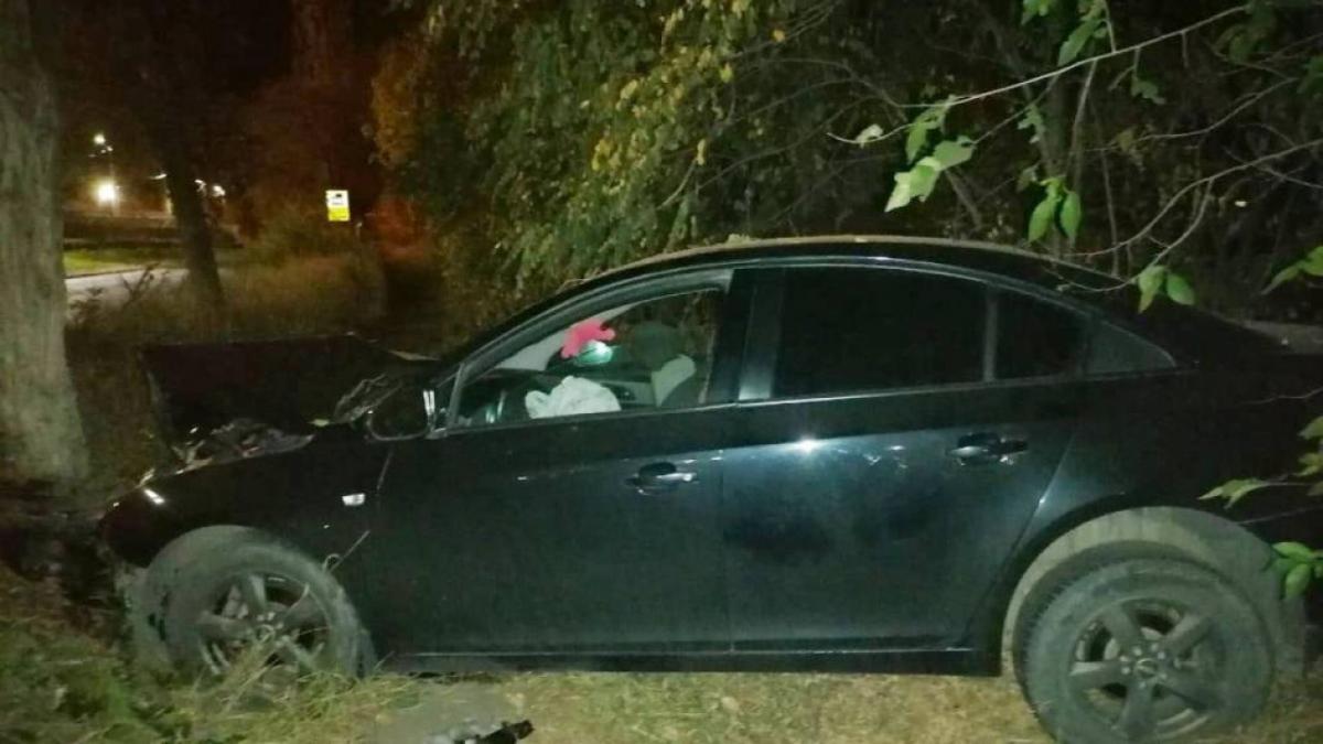 В Саратове женщина на «Шевроле» погибла после удара в дерево