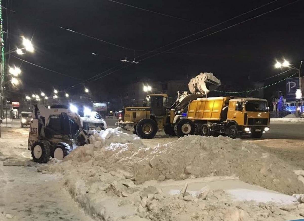 В Саратове автомобили, мешающие уборке снега, отправляют на штрафстоянку