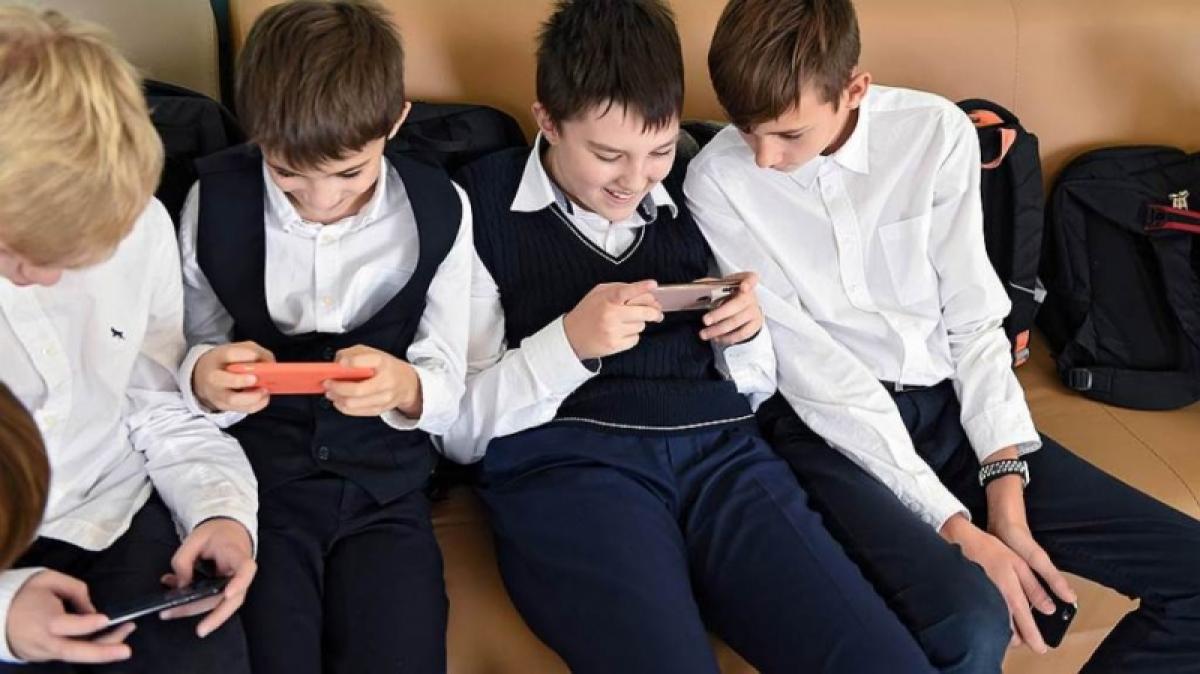 Что делать с мобильными телефонами в школах: глава Минпросвещения сделал заявление