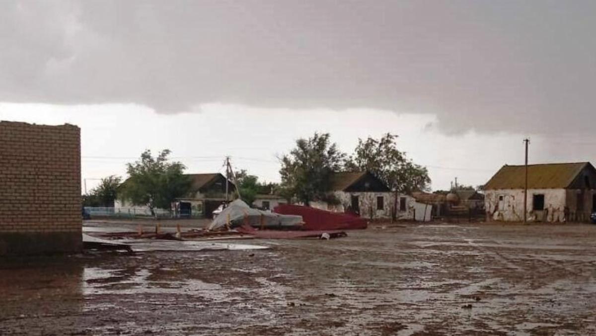 Под Саратовом ураган сорвал крышу со здания бывшей школы