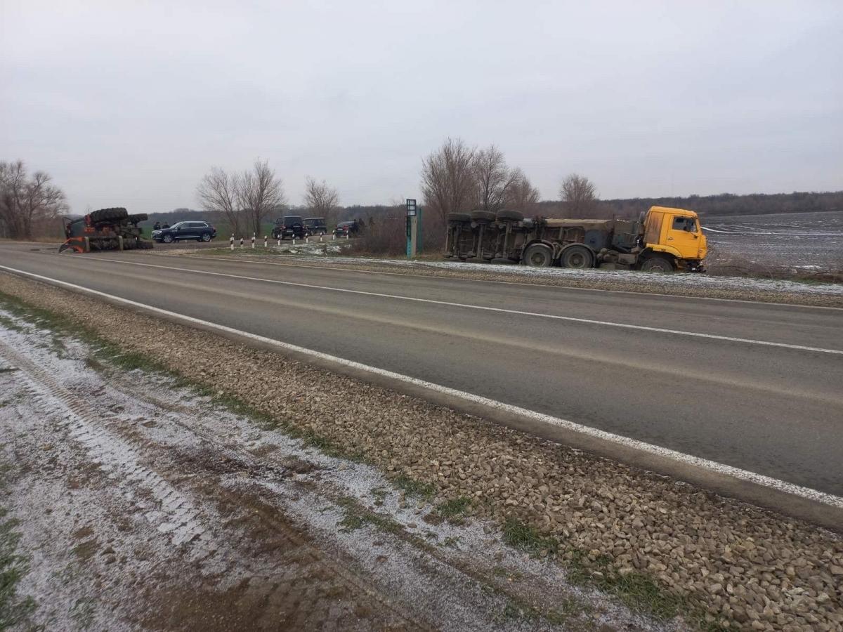 В Пугачевском районе КАМАЗ столкнулся с трактором «Беларус»