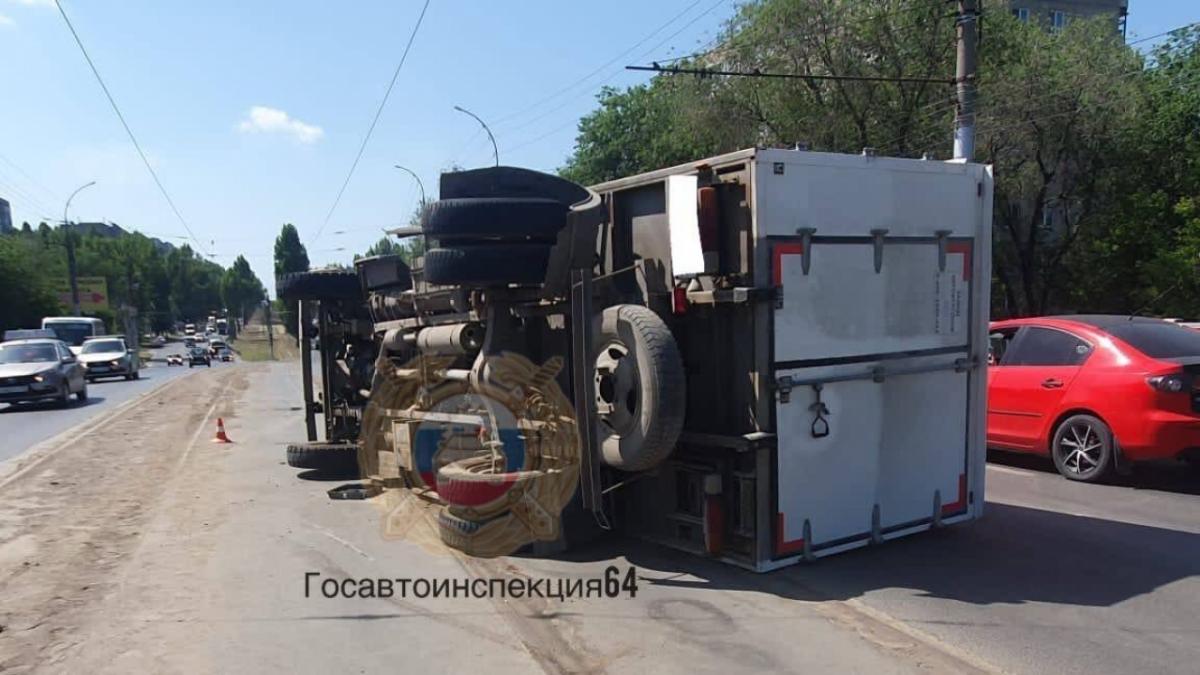 Саратовец покалечился в перевернувшемся грузовике на проспекте 