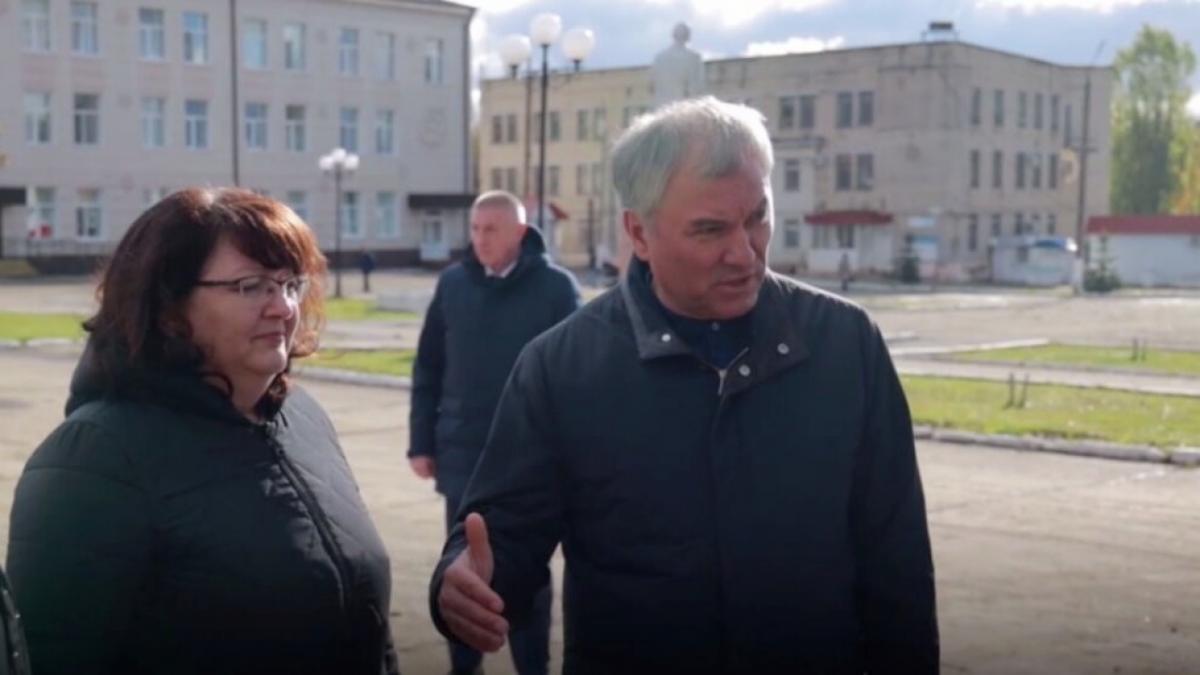 «Не допускайте на объекты проходимцев»: Володин раскритиковал не отремонтировавшего ДК в срок подрядчика
