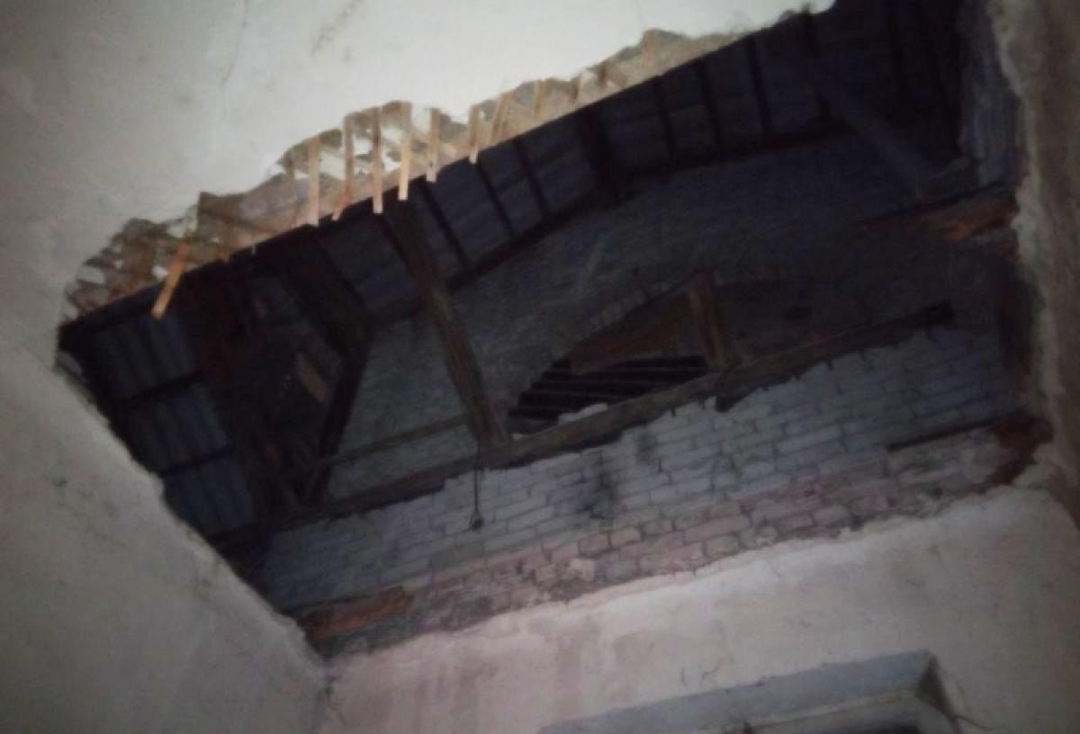 ЧП в Саратове: в многоквартирном доме обрушился потолок