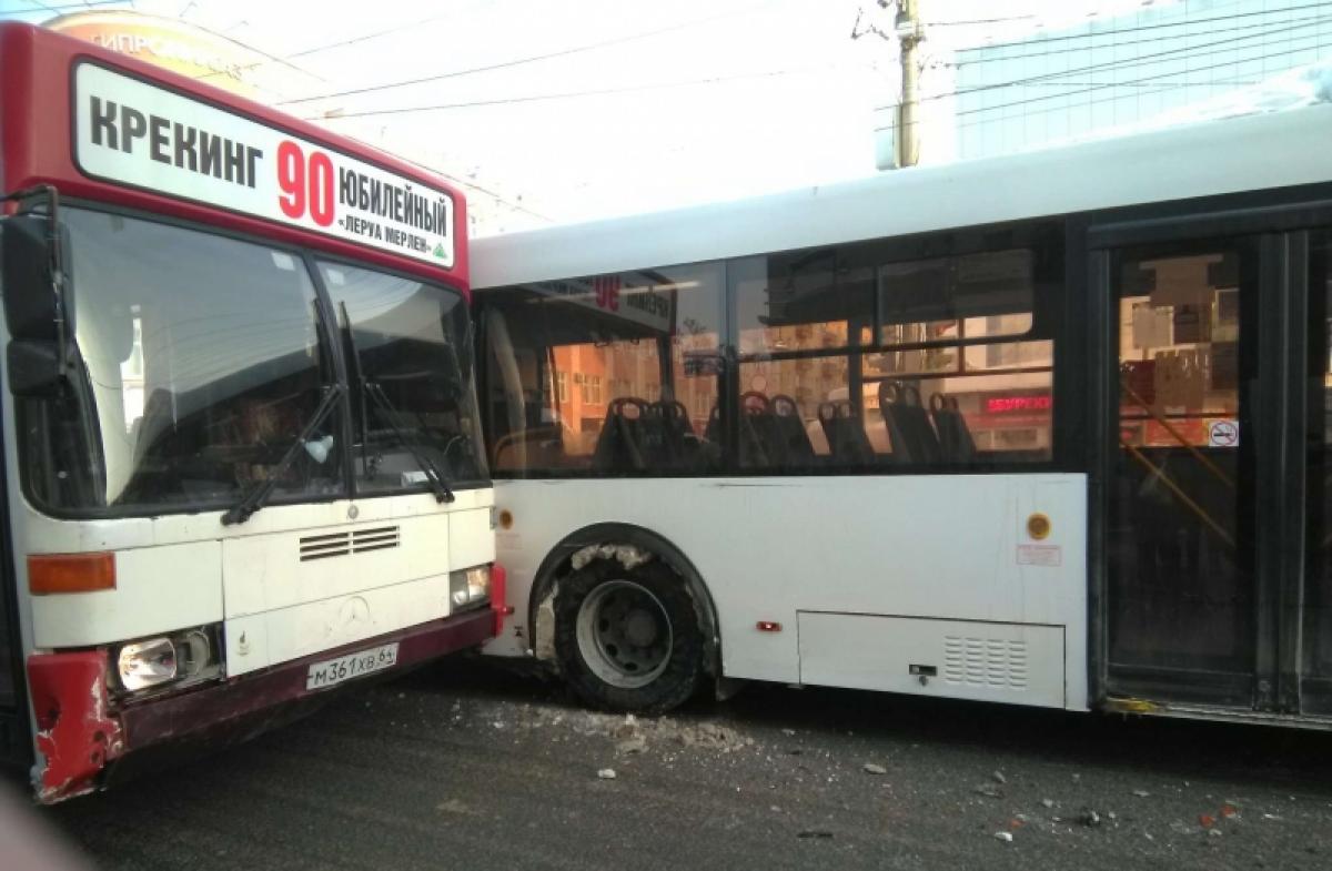 ДТП в центре Саратова: устроившие гонки автобусы столкнулись у Крытого рынка