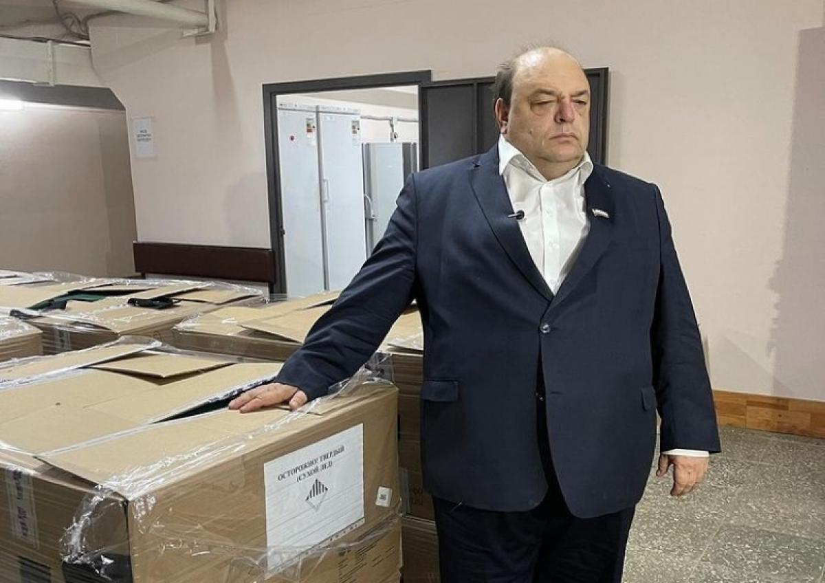 Позирующий на фоне коробок с вакциной министр развеял сомнения саратовцев в правильности хранения препарата 