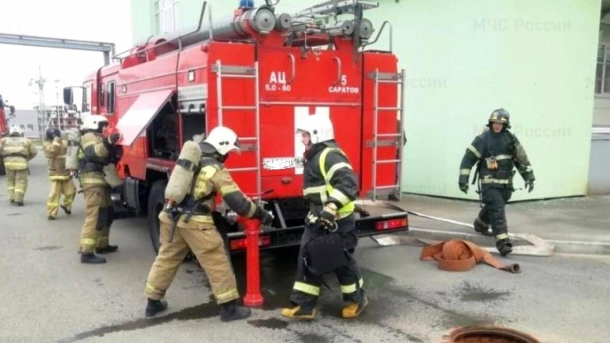 МЧС: в Саратове на улице Серова загорелись 5 автомобилей