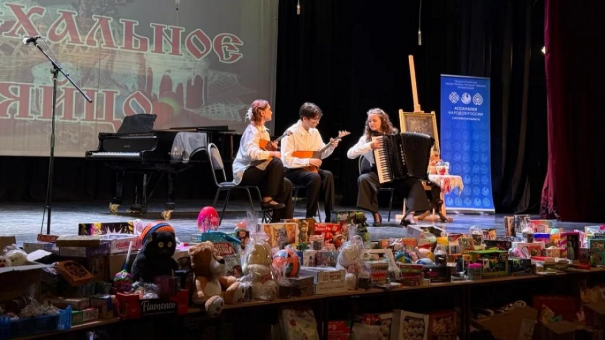 Саратовский депутат Калинин передал мягкие игрушки детям участников СВО