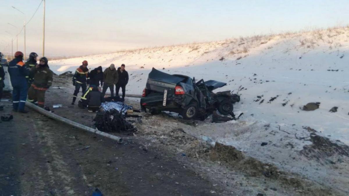 23-летний водитель «Приоры» скончался после наезда на опору ЛЭП под Саратовом