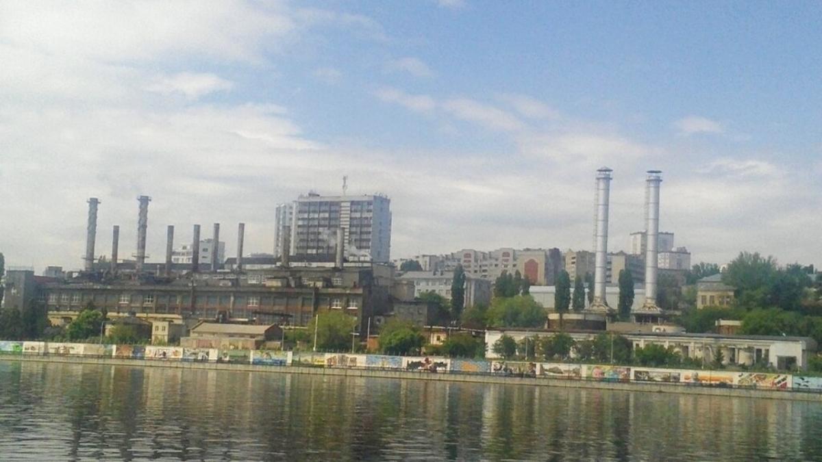 Жители Саратова и Энгельса обратились в СК и назвали источник едкого запаха