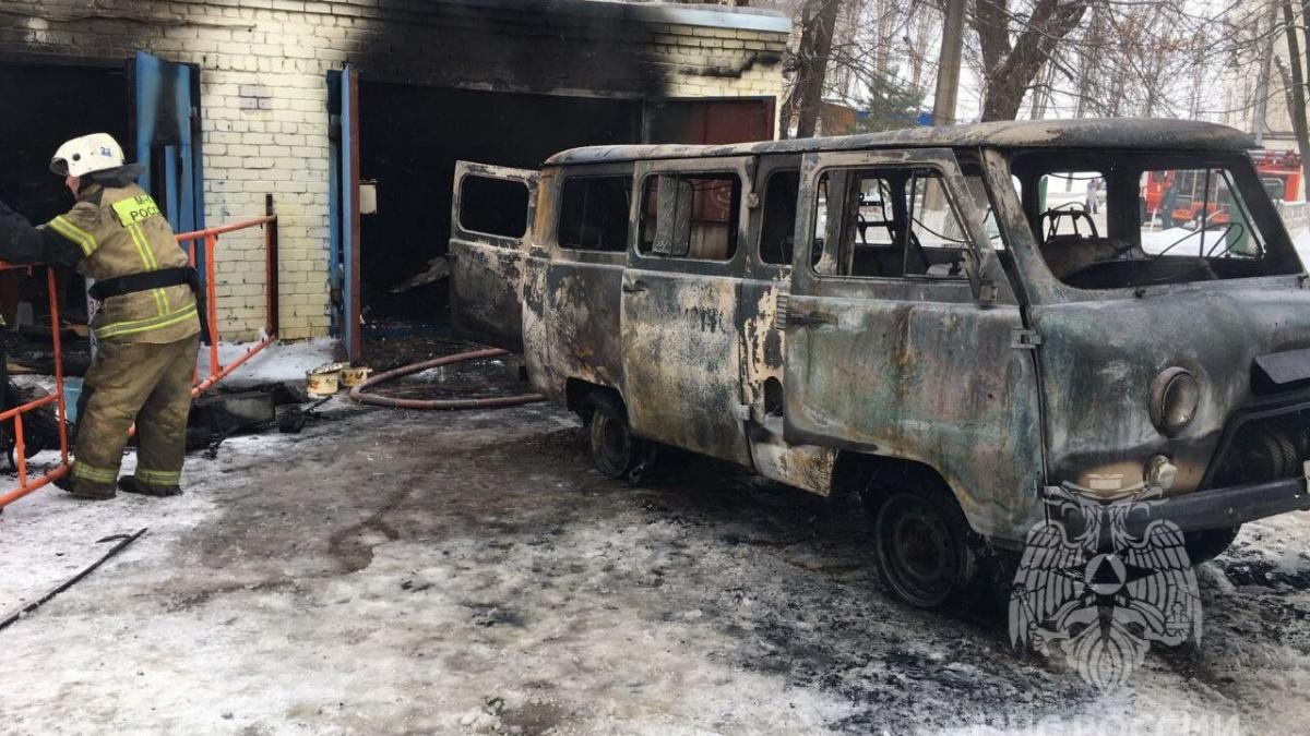 В кожно-венерологическом диспансере под Саратовом сгорела машина