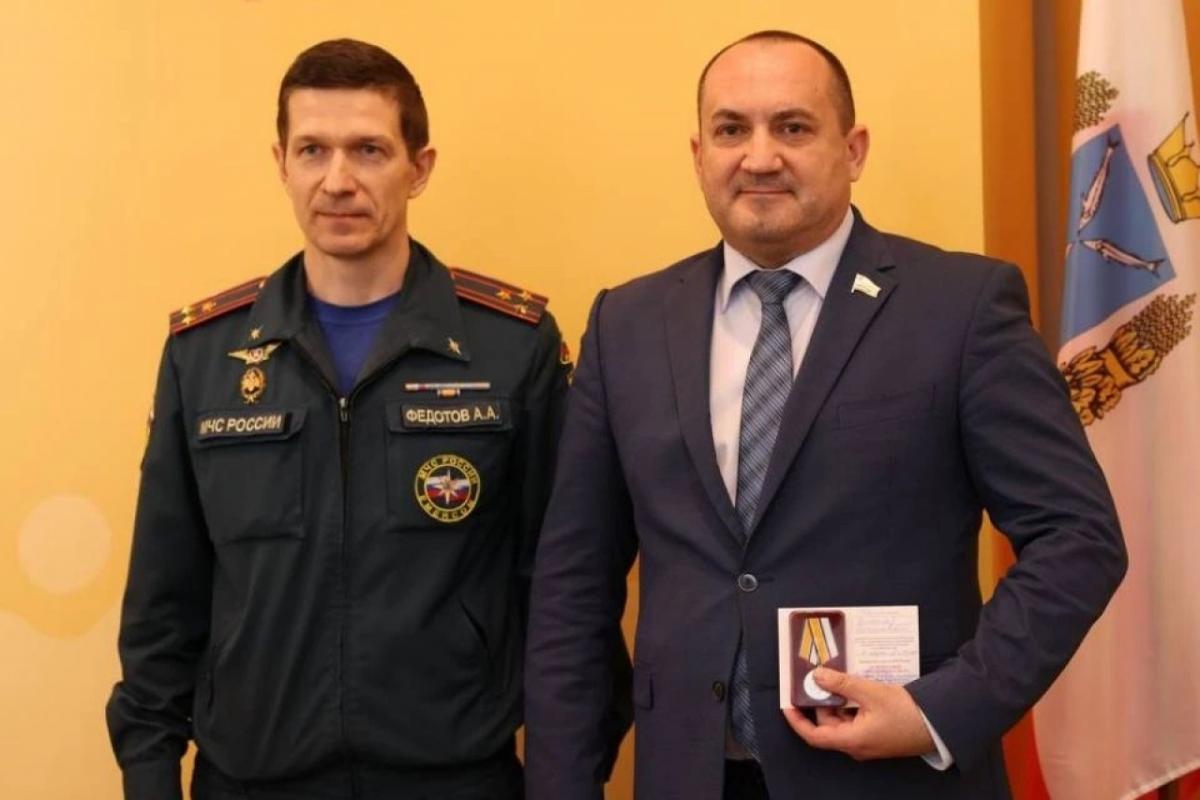 Депутат Саратовской облдумы Калинин награждён медалью МЧС России