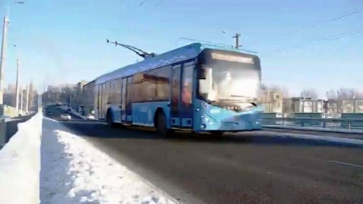Из-за обледенения контактной сети на маршруте «Саратов – Энгельс» вместо троллейбусов пустили автобусы