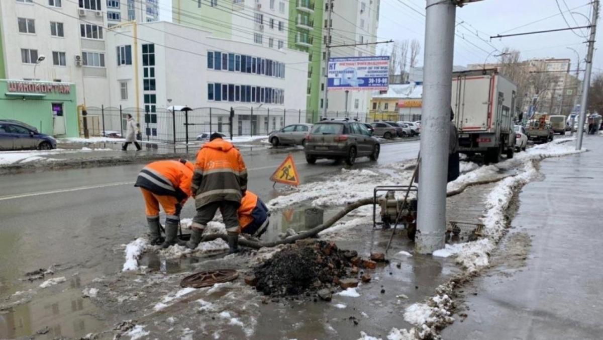 В Саратове из-за прорыва на ул. Чернышевского без воды остались жители 3 районов