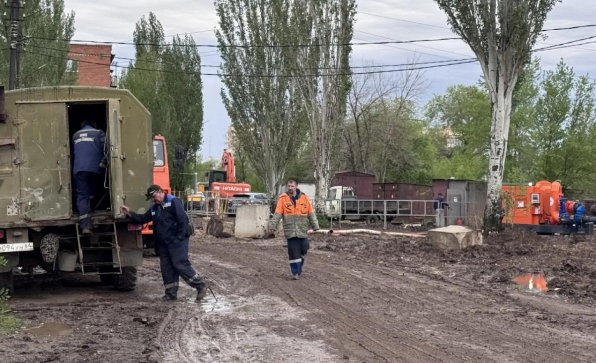 Авария на коллекторе в Энгельсе: работы продолжаются после сильного дождя  