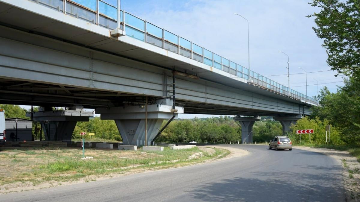 Минтранс прокомментировал падение части Гусельского моста в Саратове 