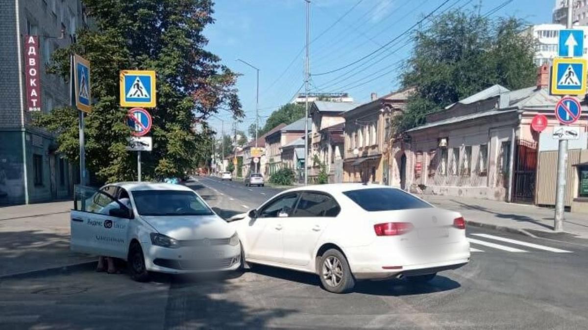 На Первомайской не поделили дорогу два ровесника на «Фольксвагенах»