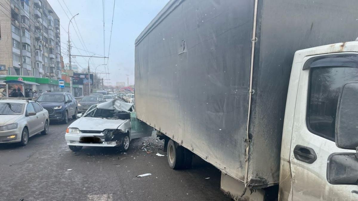 В Саратове покалечился попавший под грузовик 20-летний водитель ВАЗа