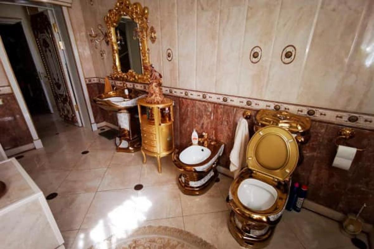 «Китч вместо стилизации»: бизнесмен о золотом унитазе во дворце начальника ГАИ 