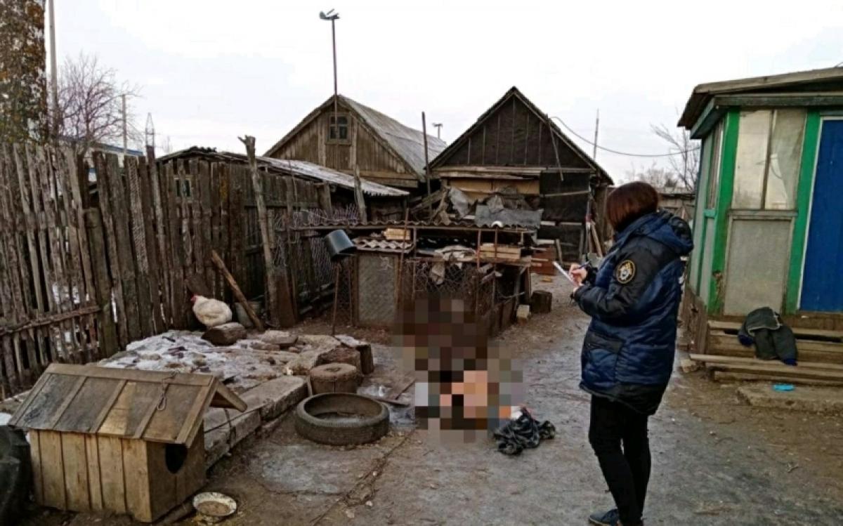 Жительница Саратовской области нашла полуголого супруга мертвым во дворе собственного дома