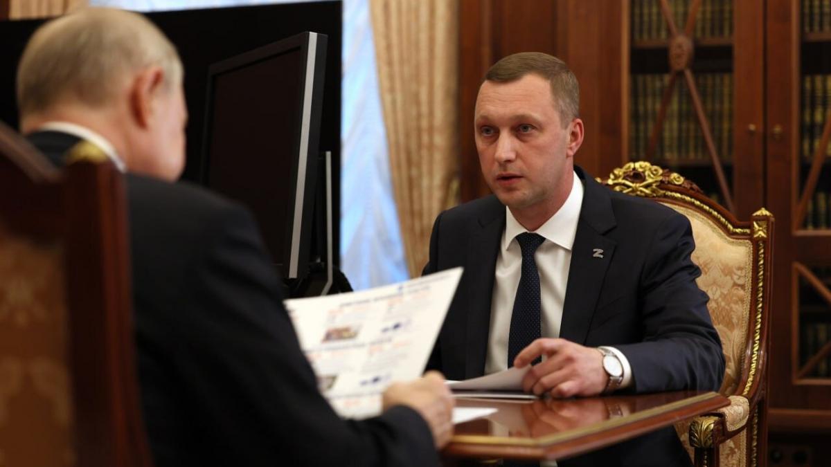 Путин провел встречу с саратовским губернатором Бусаргиным