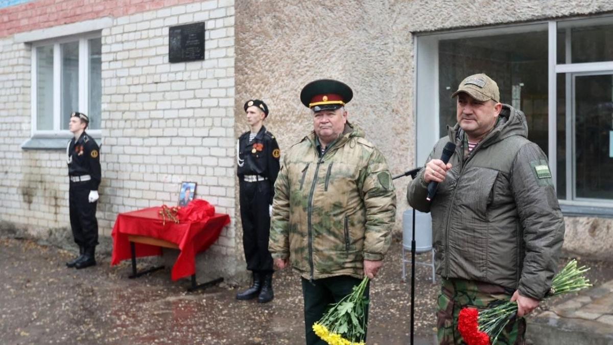 Депутат Калинин принял участие в открытии мемориальной доски герою СВО в Советском