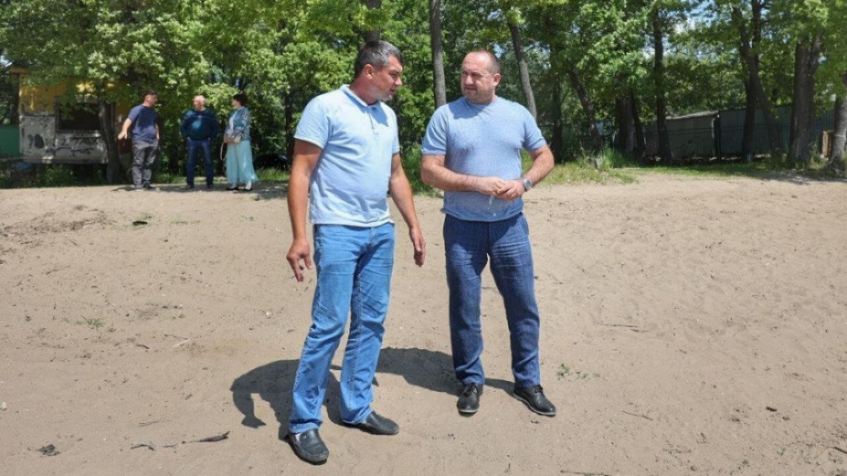 Депутат Калинин продолжает помогать с благоустройством пляжа в Елшанке