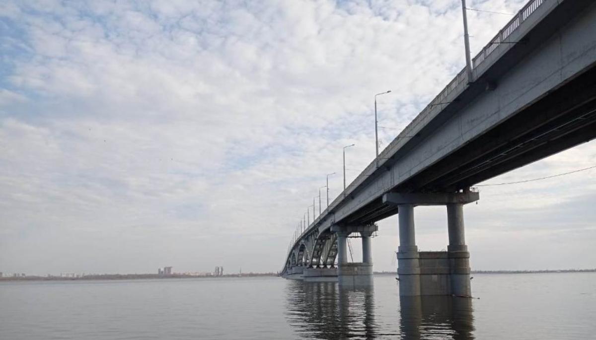 На мосту Саратов-Энгельс работают МЧС, облспас и полиция