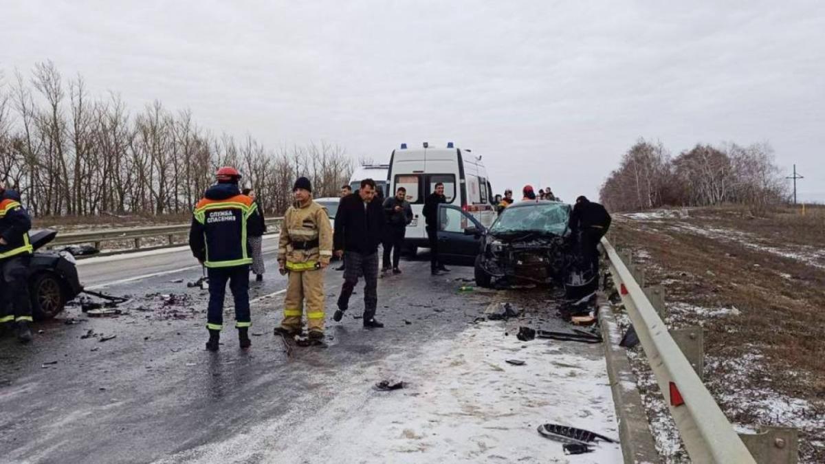 В массовом ДТП под Саратовом погибли 2 и пострадали 5 человек 