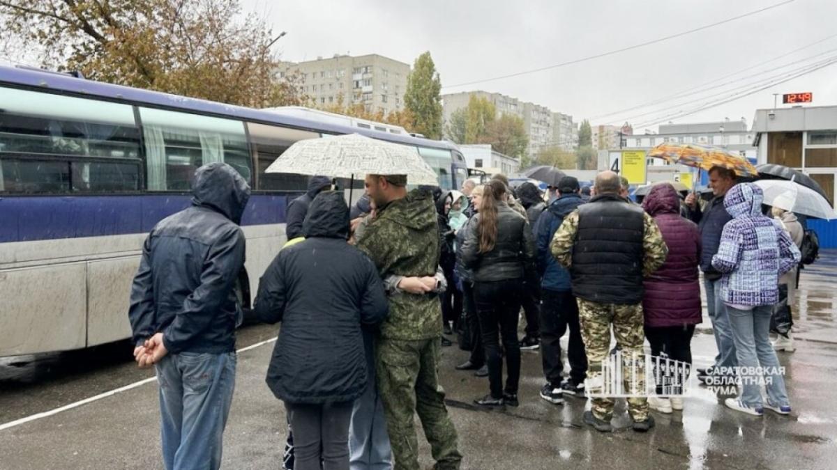 Саратовские бойцы убыли в зону СВО на комфортабельных автобусах 