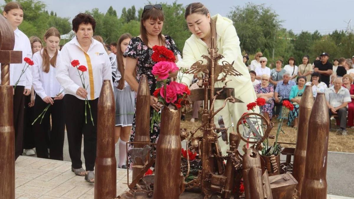 В Александрово-Гайском районе открыли памятник героям спецоперации