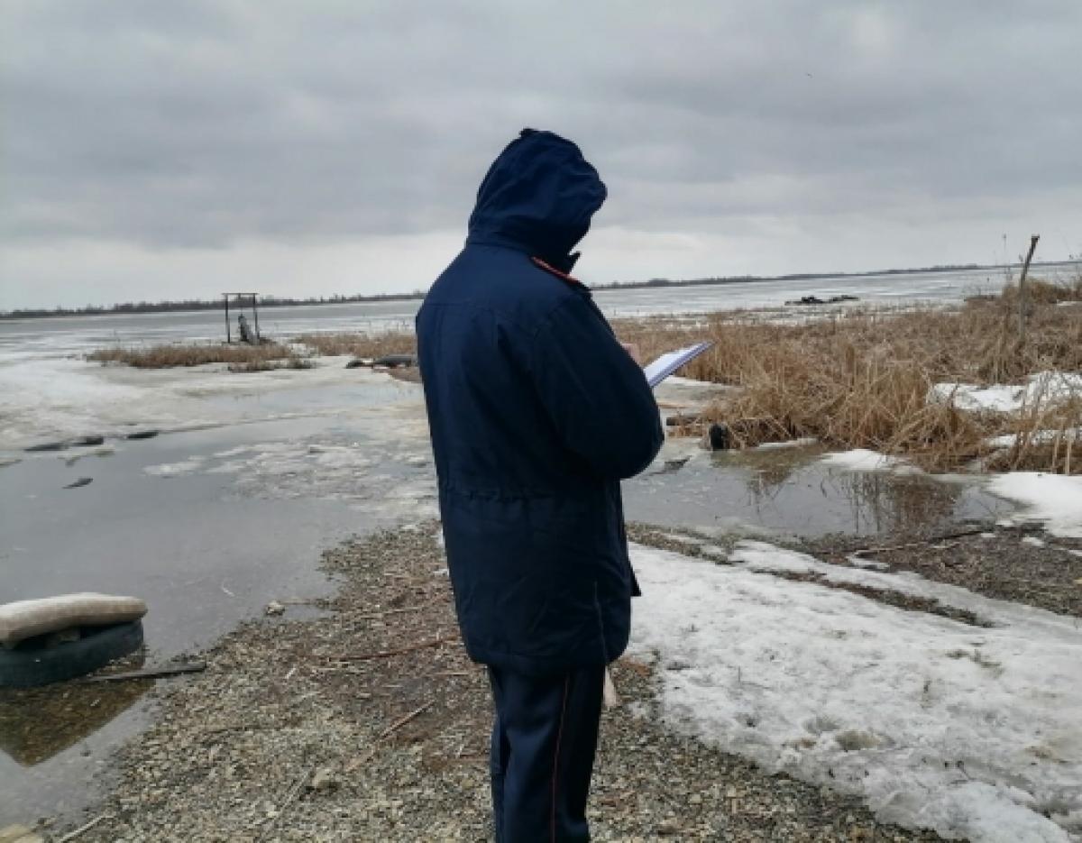 Водолазы извлекли из воды труп провалившегося под лед рыбака