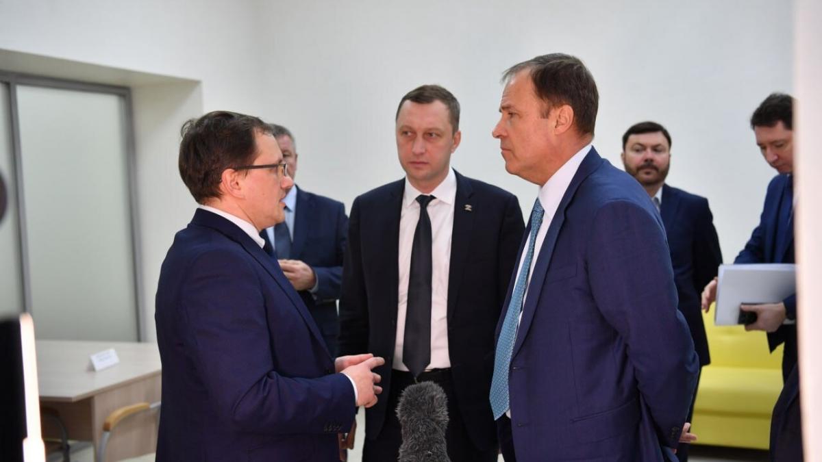 Комаров и Бусаргин посетили в Саратове фонд «Защитники Отечества»