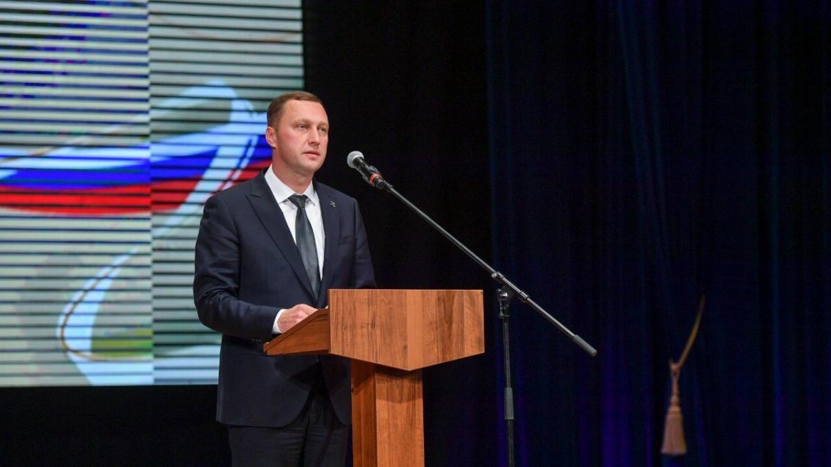 Губернатор Бусаргин поздравил саратовских учителей с праздником