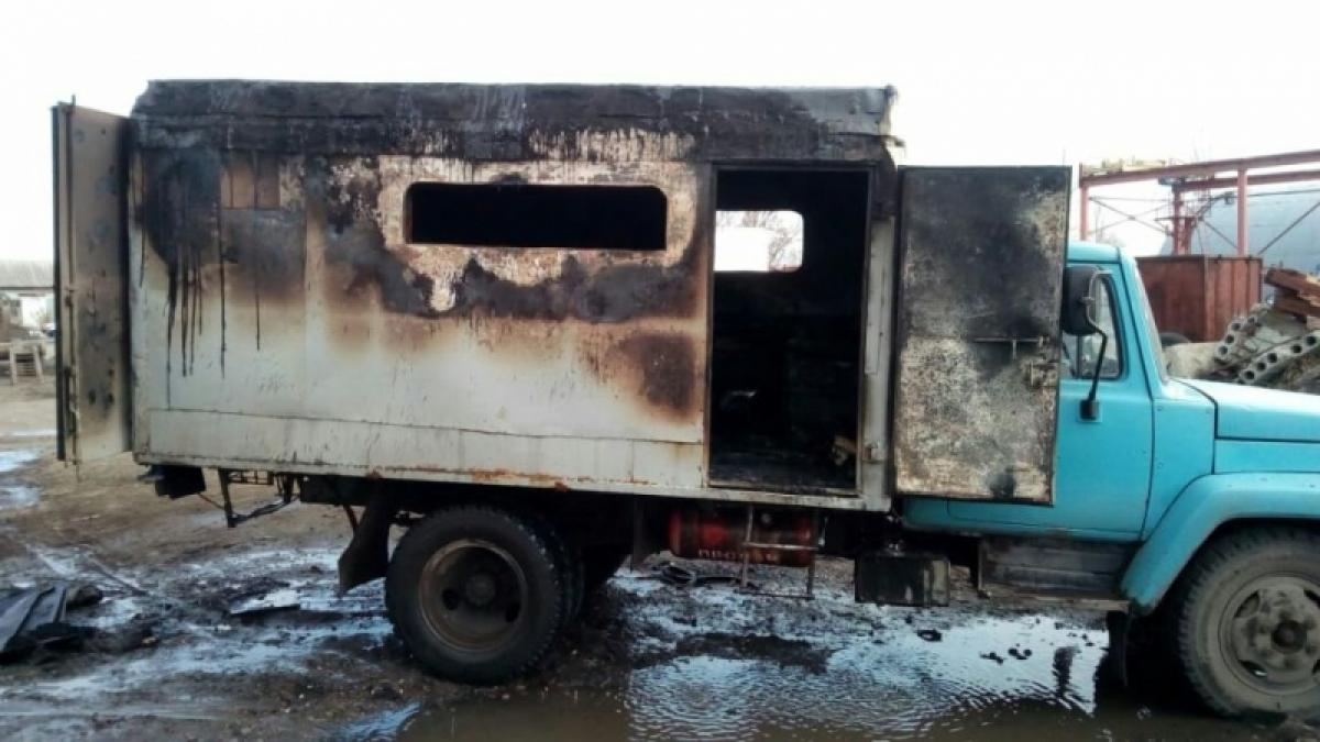 Машина Водоканала отапливалась «буржуйкой» и сгорела вместе с оборудованием: платить заставляют рабочих
