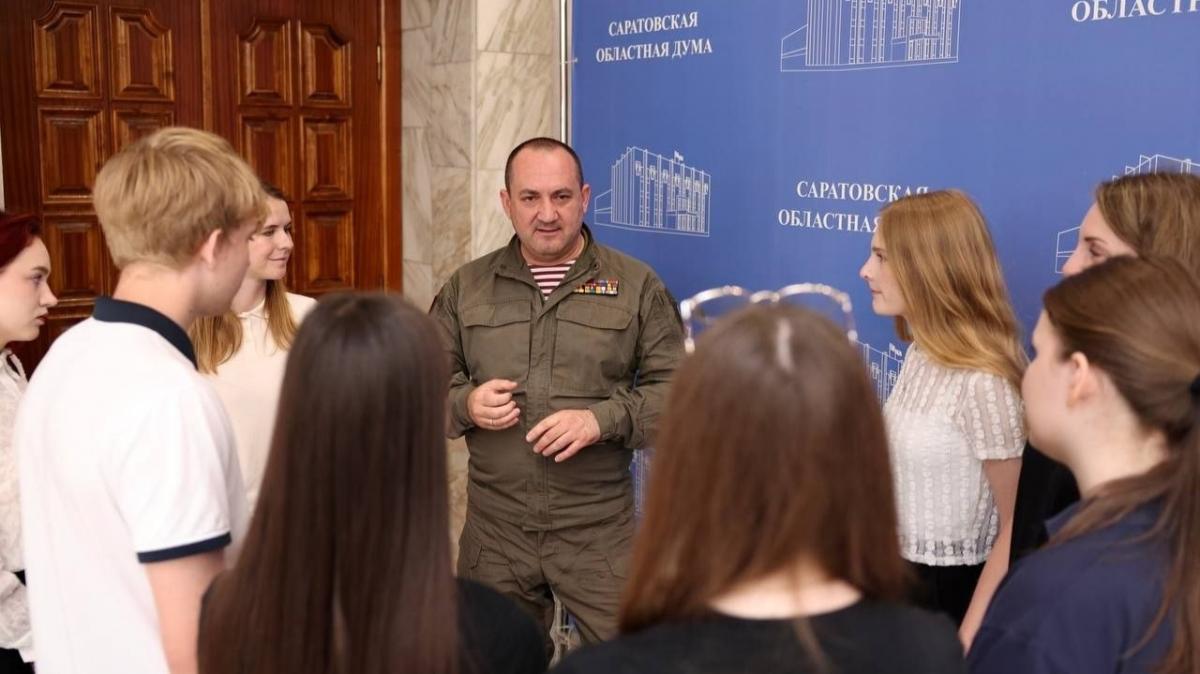Вячеслав Калинин провел экскурсию для школьников в Саратовской облдуме