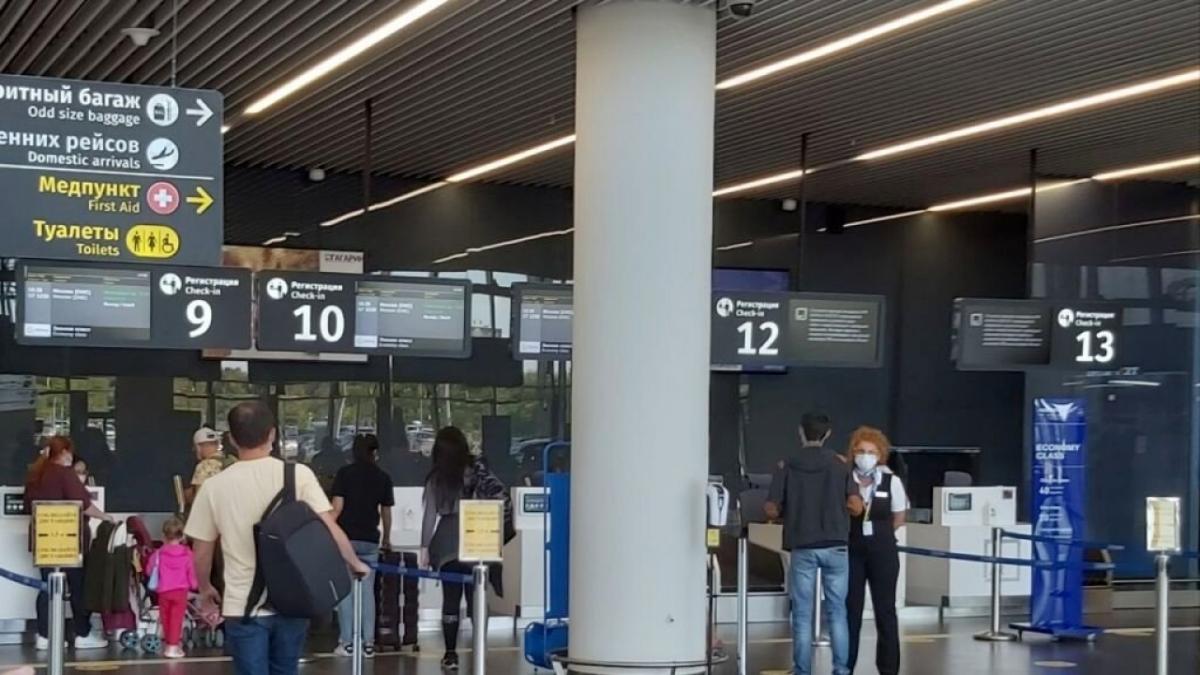 Из-за введенных ограничений самолеты в Москву садятся на аэродроме в Саратове 