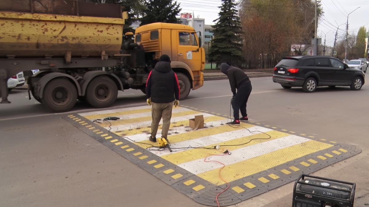 В Энгельсе начали устанавливать высокие пешеходные переходы