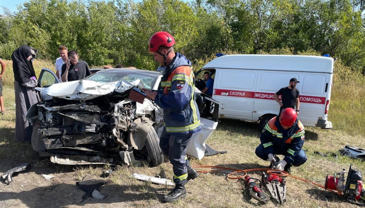 8 человек разбились в ДТП двух машин Lada Vesta в Саратове 