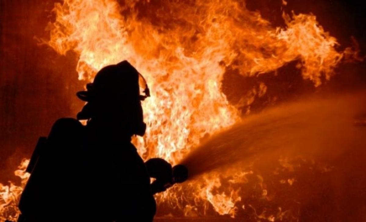 ЧП под Саратовом: пожарные нашли ребенка в полыхающем доме и передали его через окно