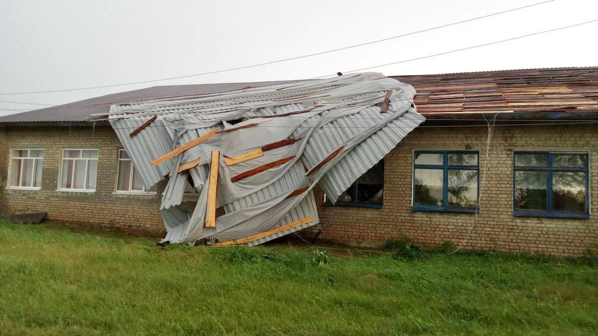 В Саратовской области ураган разрушил Дом культуры и школу 