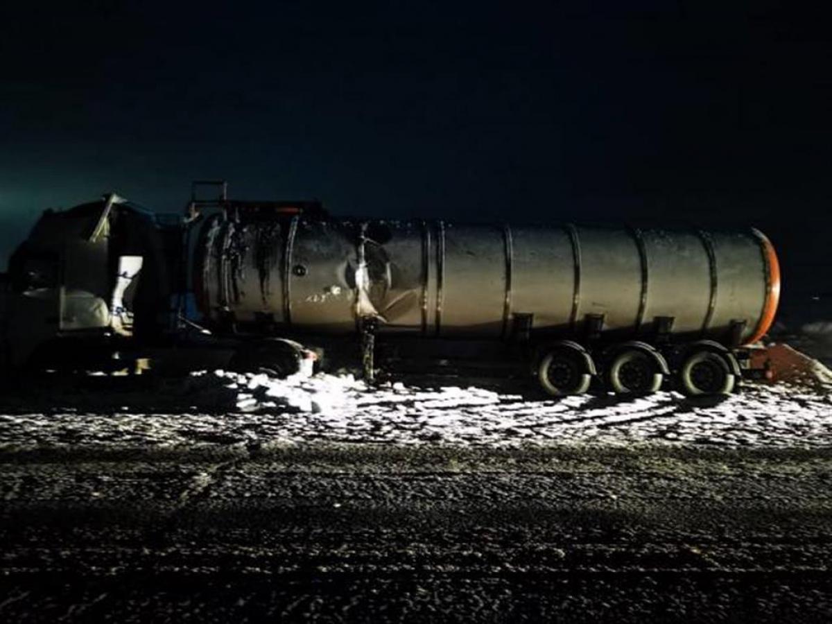 В Татищевском районе фура «Вольво» съехала в кювет