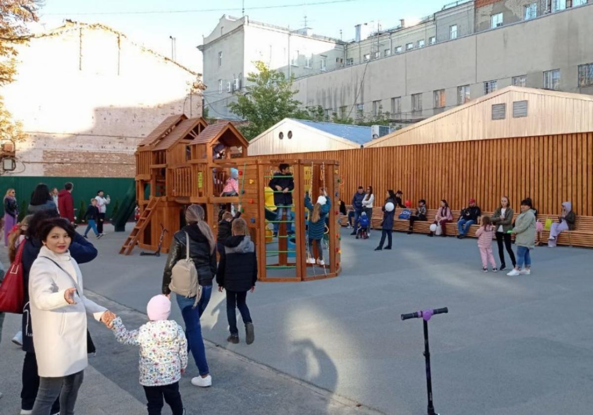 Саратовцы пожаловались на трясущуюся от ветра детскую площадку на проспекте Столыпина