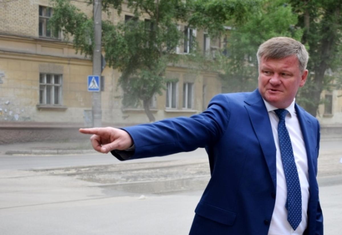 Мэр Саратова проехал по городу на велосипеде, проверив ремонт дорог и тротуаров