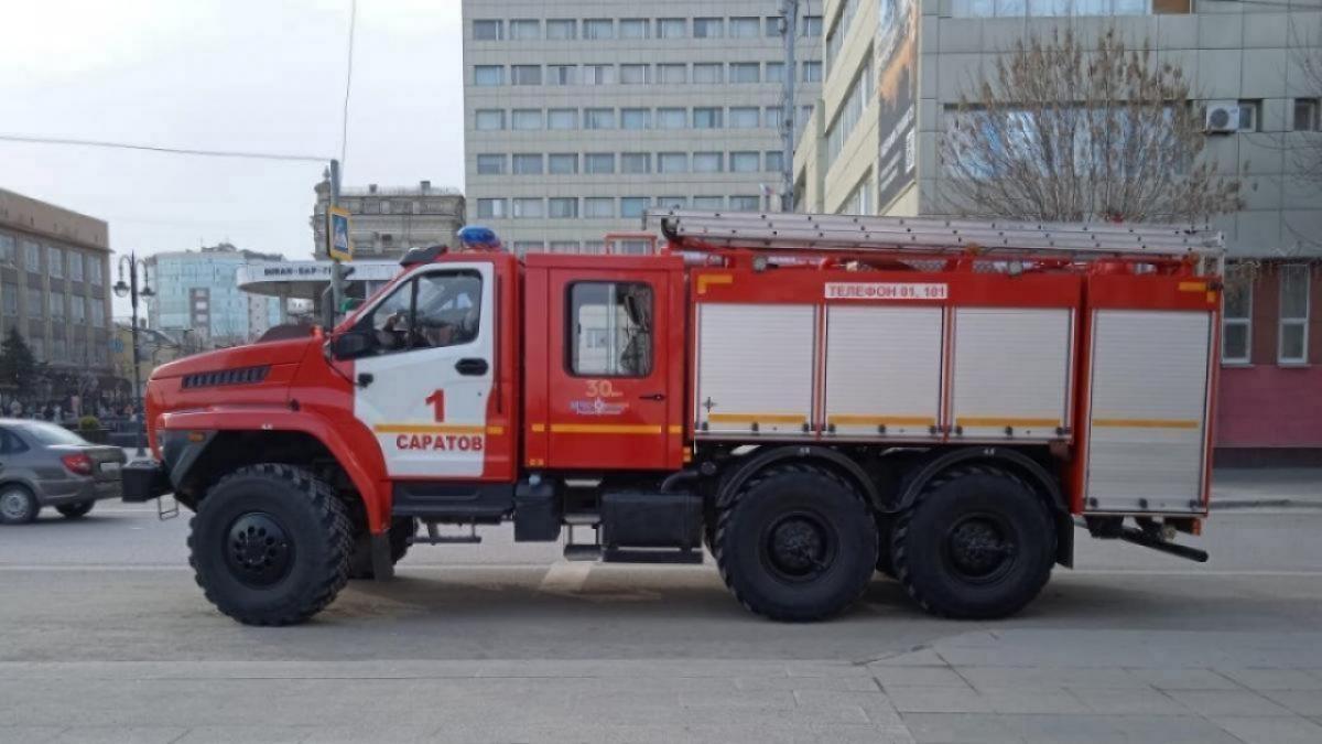 Горевшие дома на Славянской площади в Саратове тушили 3 пожарных расчета