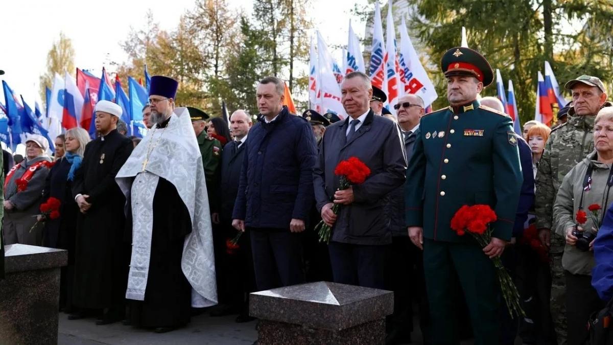 Депутат Калинин и активисты СР почтили память погибших саратовских бойцов