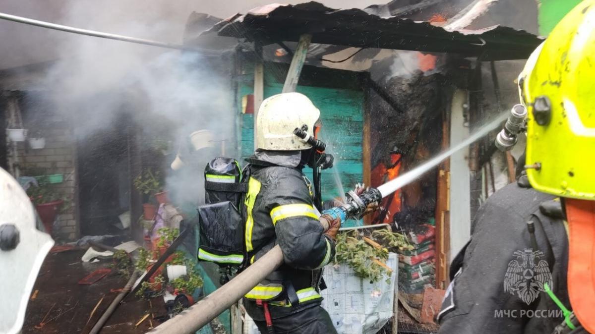 МЧС: в Саратове 6 пожарных расчетов тушили 2 дома в Пугачевском поселке