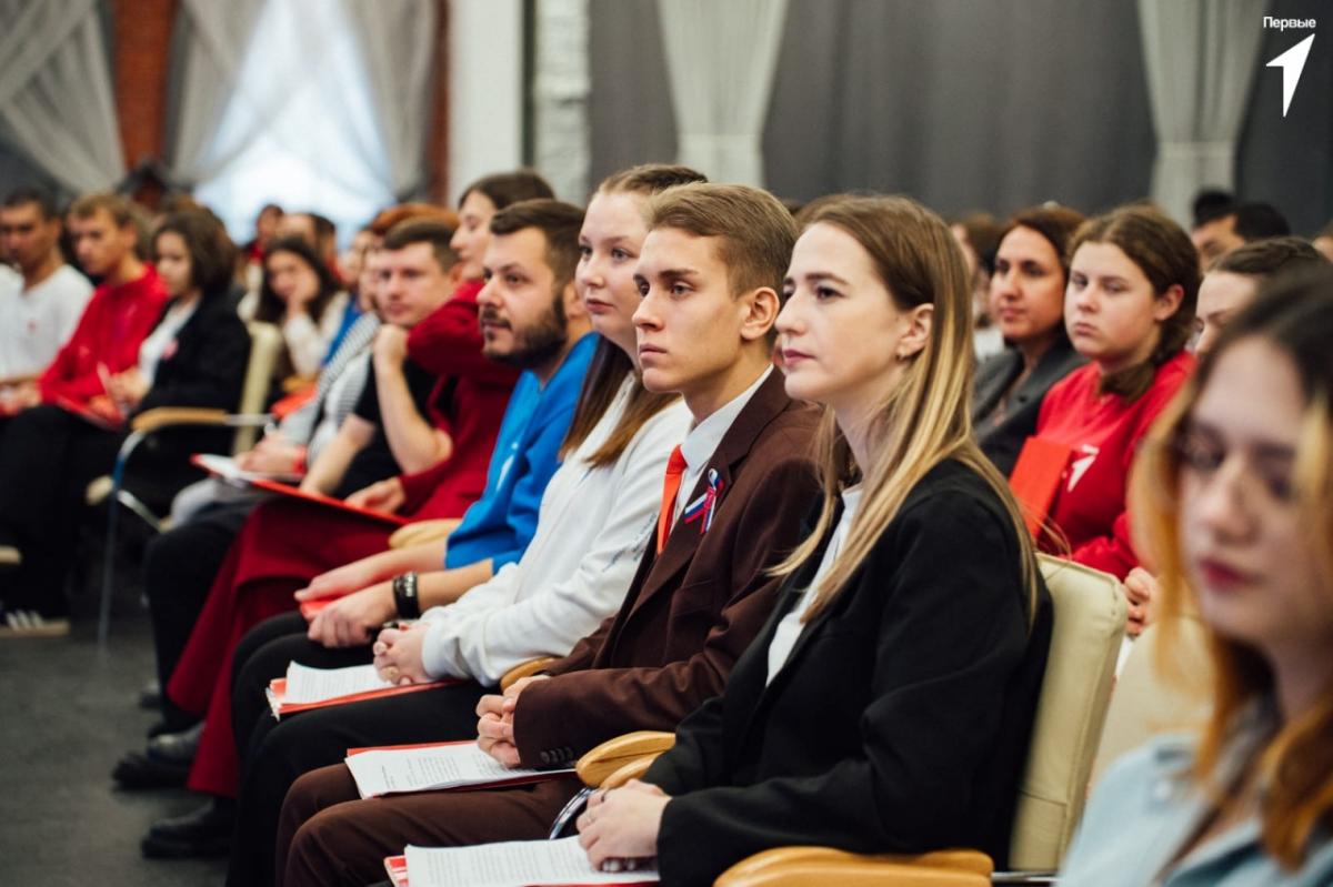 Калинин наградил саратовских участников Движения Первых