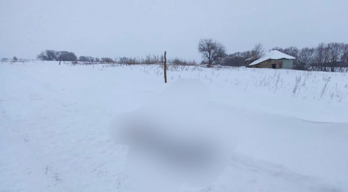 В саратовском селе возле частного дома нашли труп 33-летнего мужчины